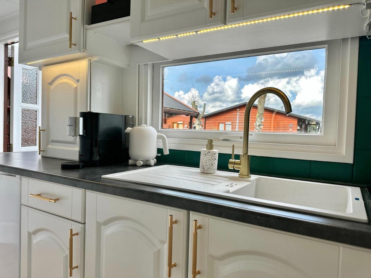 Gezellig Chalet Met 2 Slaapkamers En Zicht Op Het Water Erm Exterior photo