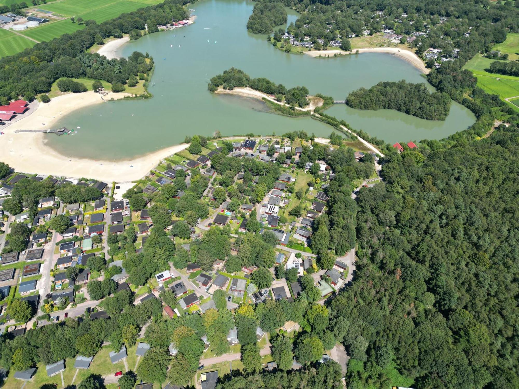 Gezellig Chalet Met 2 Slaapkamers En Zicht Op Het Water Erm Exterior photo